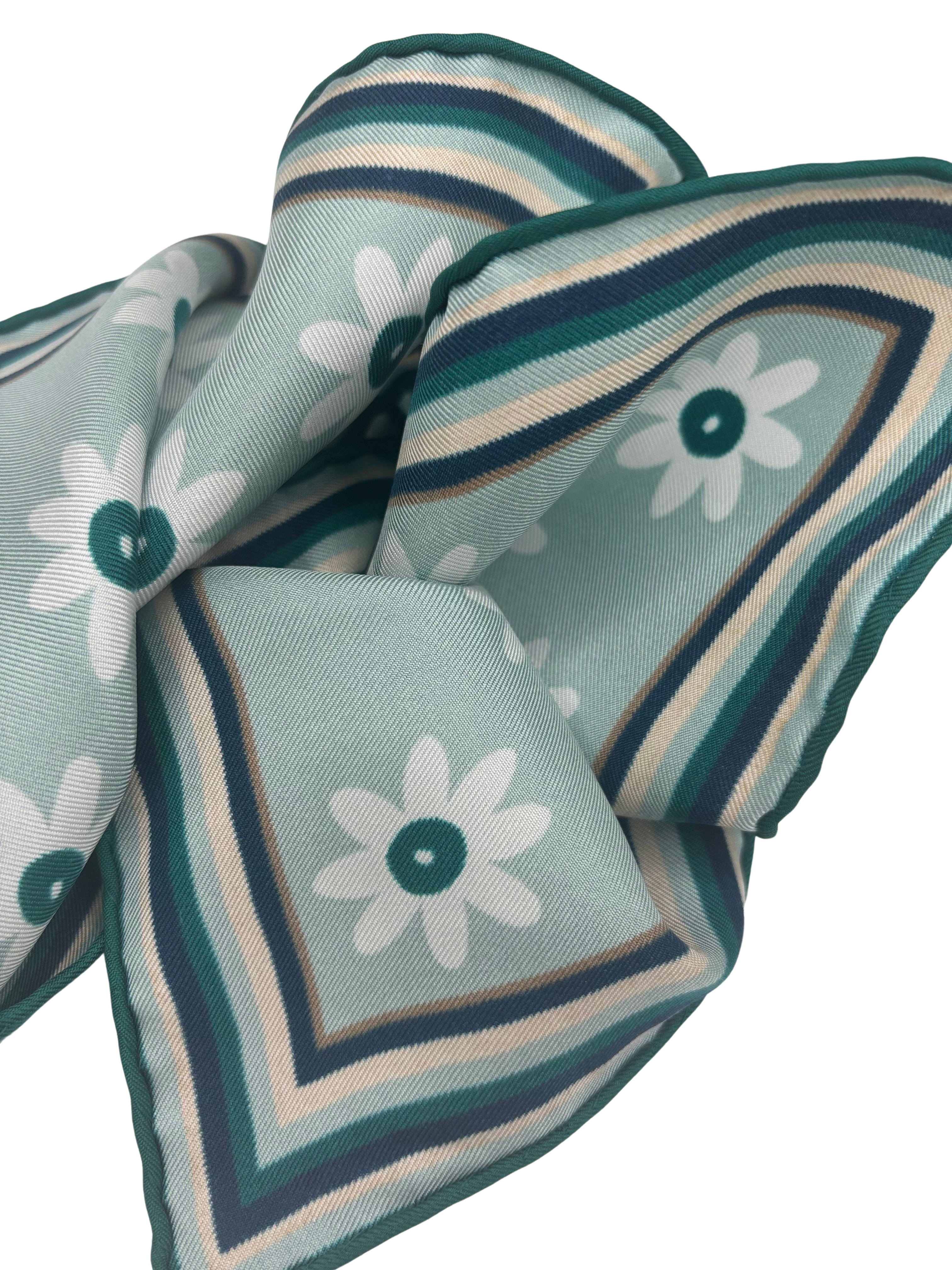 Einstecktuch grün mit weißen Blumen