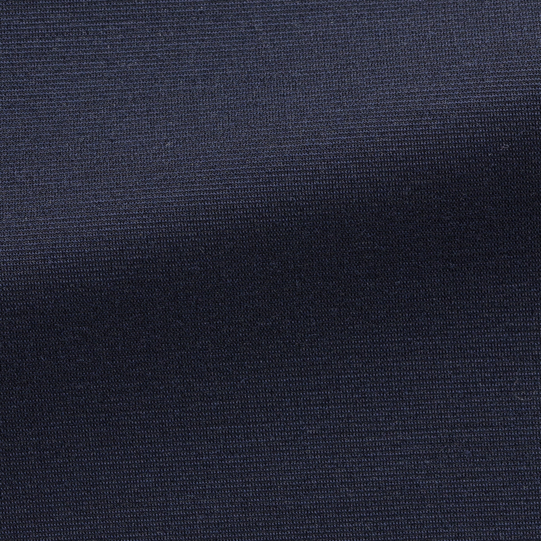 Look: Mitternachtsblau trifft Struktur