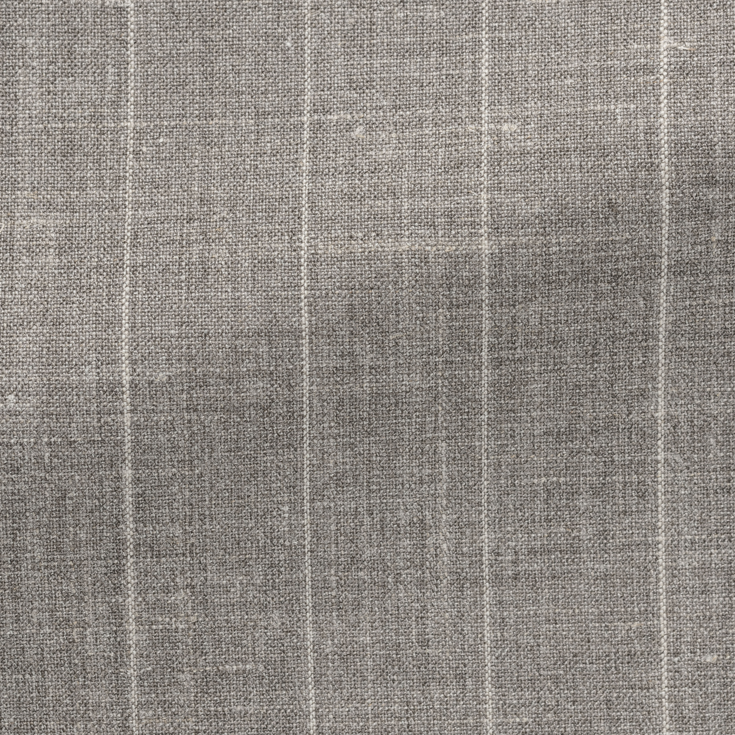 Anzug in zartem Taupe mit feinen Elfbein-Nadelstreifen